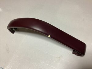 修理前の穴の開いた理容店の椅子の肘掛けを取り外した状態