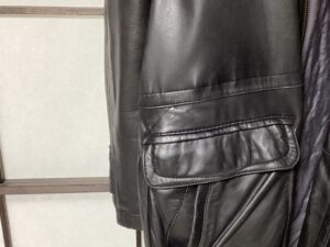 破れ修理後のレザーコートのポケット周り