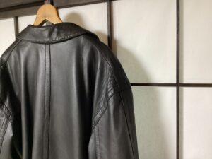 補色メンテナンス後のレザーコート肩回り