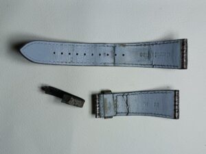 修理前のグランドセイコー腕時計ベルトの裏側