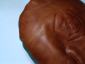 修理前のベティナルディのゴルフ用ヘッドカバーの傷