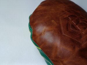 修理前のベティナルディのゴルフ用ヘッドカバーの傷