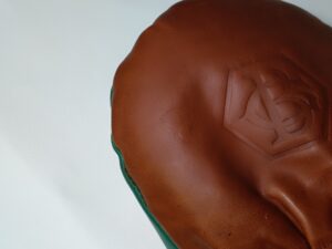 部分修理後のベティナルディのゴルフ用ヘッドカバー