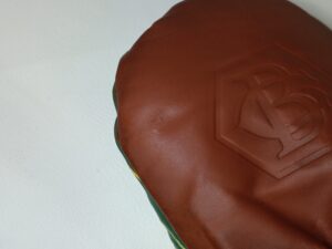 部分修理後のベティナルディのゴルフ用ヘッドカバー